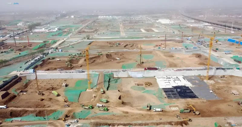 Baustelle des Atomkraftwerks Hualong-1 in China: Luftaufnahme der aktiven Arbeiten, Kräne und Fundamentvorbereitung