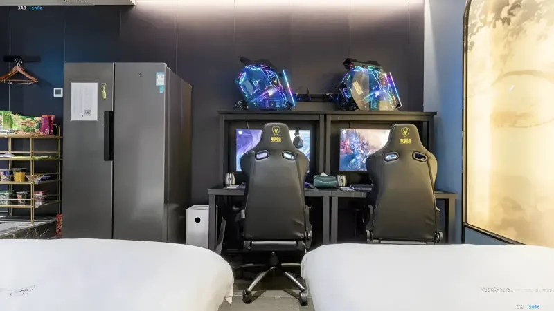 Gaming-PCs in einem chinesischen Cyber-Hotel mit transparenten Gehäusen, wo RTX 5080-Grafikkarten gestohlen wurden