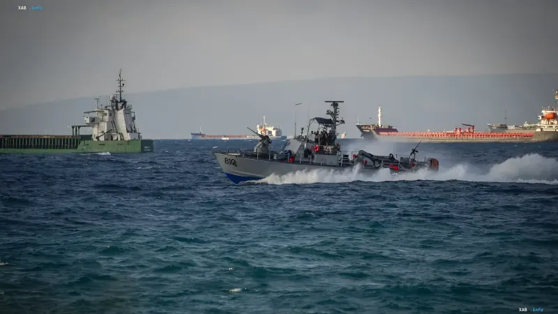 Ізраїльський патрульний катер з бортовим номером 81Q на повній швидкості в Середземному морі, що символізує посилення морської оборони після подій 7 жовтня
