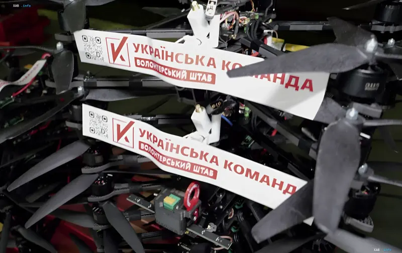 FPV-Drohnen mit dem Logo der 'Ukrainian Team' und der Aufschrift 'Freiwilligenstab' vor der Übergabe an das Bataillon 'Freiheit'