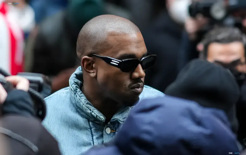 Kanye West in Sonnenbrille und Jeansjacke inmitten einer Menschenmenge, bereitet sich auf seine Rückkehr nach Russland für Konzerte in Sankt Petersburg vor