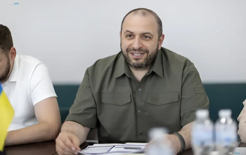 Rustem Umerov, der neue Leiter des ukrainischen Auslandsgeheimdienstes, bei einem Treffen im Büro, diskutiert die Spionagestrategie mit Kollegen.