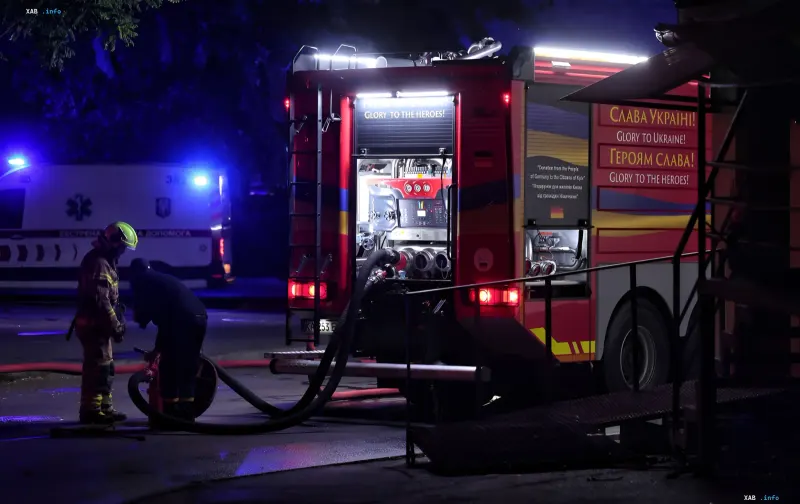 Feuerwehrleute und Sanitäter arbeiten nachts am Ort eines Energieangriffs in Sumy, 17. August 2026