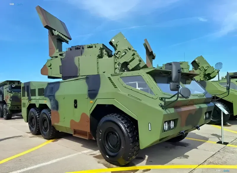 Китайський зенітний ракетний комплекс HQ-17 на колісному шасі, що демонструє технологічну спадщину російської системи «Тор»