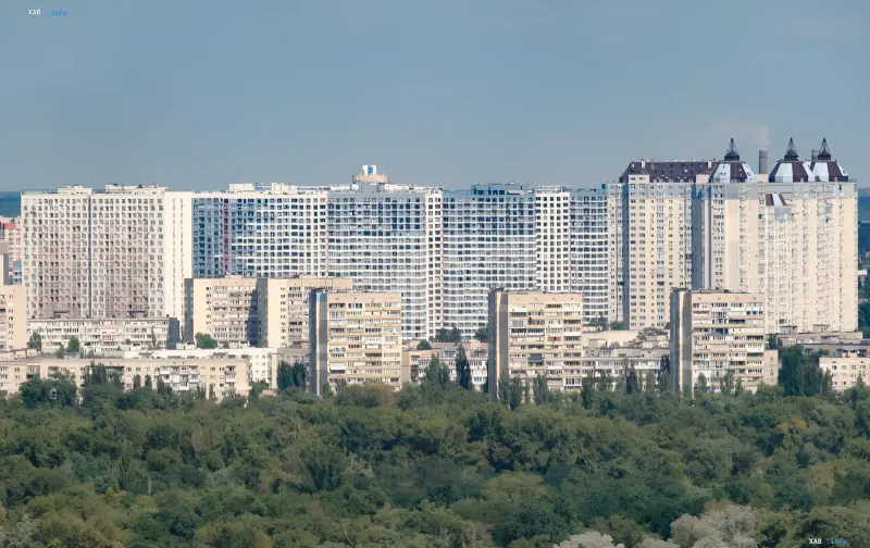 Панорама жилых кварталов Киева: многоэтажные дома на фоне неба иллюстрируют состояние рынка недвижимости в 2026 году