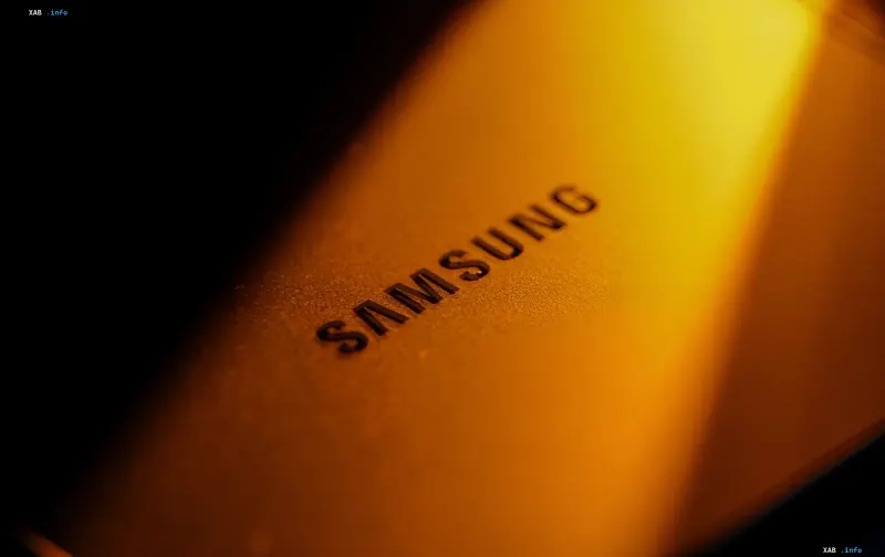 Samsung-Logo auf Smartphone-Gehäuse in warmem Licht — Illustration zum Artikel über Patent für horizontalen Kameramodul