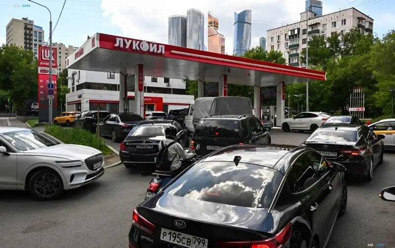 Warteschlange von Autos an einer Lukoil-Tankstelle in Wolgograd, die Treibstoffknappheit und Gründe für Strafen für Beschwerdevideos illustriert