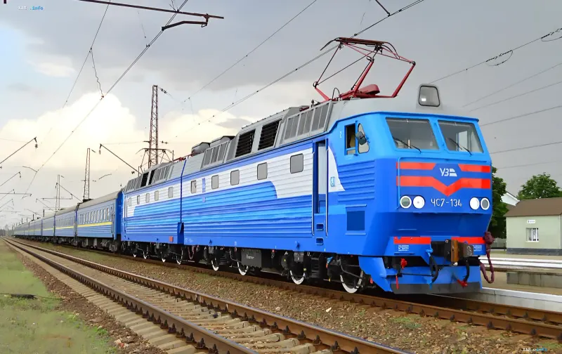 Vorort-Elektrozug ChS7-134 an einem Bahnhof während der Störung des Vorortverkehrs in der Region Kiew aufgrund eines Luftalarms und Drohnenangriffs