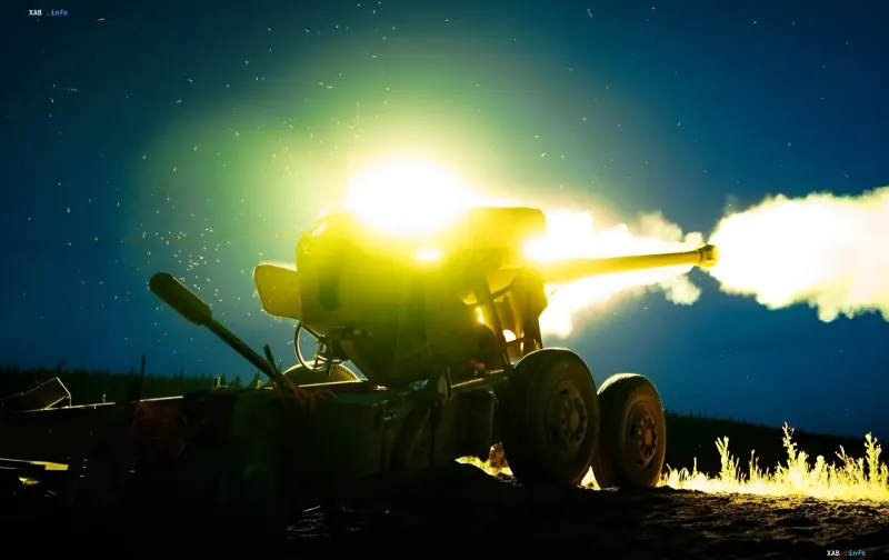 Artilleriegeschütz beim Abfeuern nachts, das ukrainische Angriffe auf russische Militärobjekte veranschaulicht