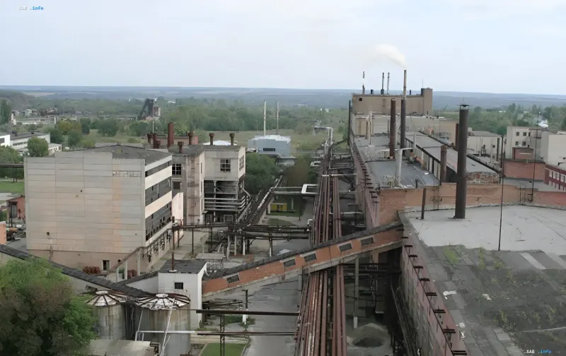 Промисловий комплекс Східник з димарями та конвеєрними стрічками, що символізує вертикальну інтеграцію в енергетичному секторі України