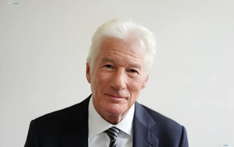 Richard Gere in einem Anzug, der eine Videobotschaft zum Unabhängigkeitstag der Ukraine aufnimmt