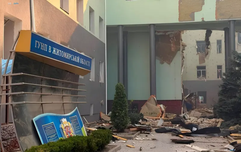 Zerstörtes Gebäude der Hauptdirektion der Nationalpolizei in der Region Schytomyr nach einem doppelten Schlag, der zwei Polizisten das Leben kostete