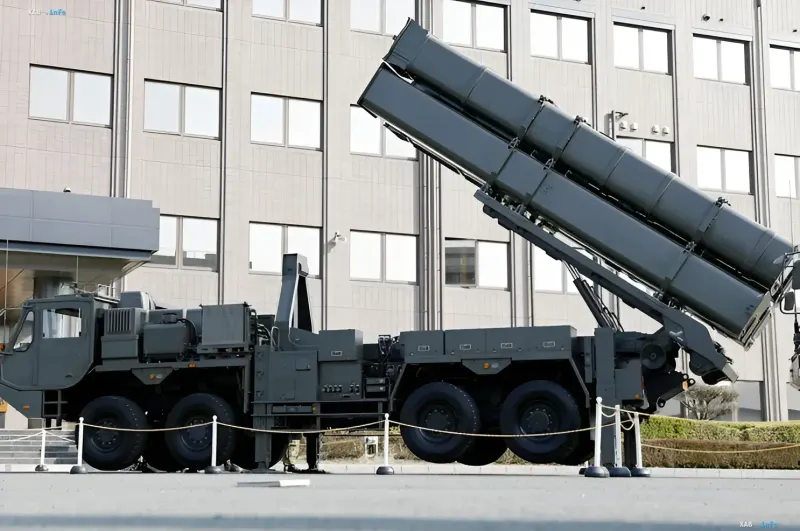 Japanische Startvorrichtung für Hyperschallrakete vor einem Gebäude, die militärische Ausrüstung für Tests in Australien zeigt