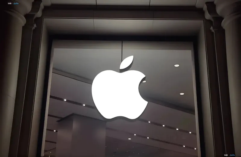 Leuchtendes Apple-Logo in einer Ladenvitrine vor dem Hintergrund der Meldung über einen macOS-26.7-Beta-Leak, der das Smart-Display HomePad mit Zifferblättern enthüllte
