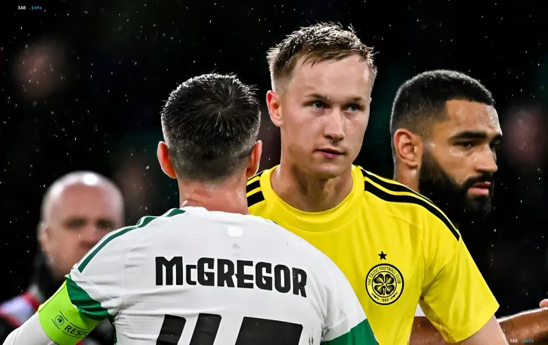 Champions League playoff Celtic vs LASK: a Celtic player in the yellow kit and LASK defender McGregor in the white shirt during a challenge on the pitch