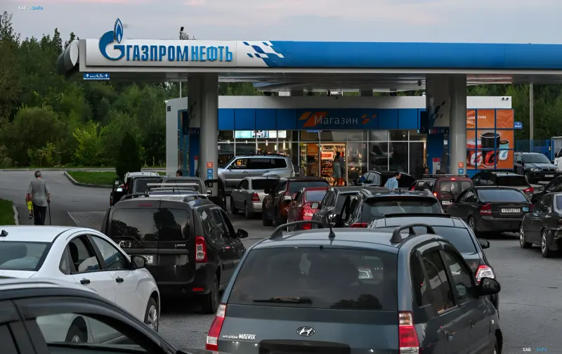 Длинная очередь автомобилей на АЗС Газпромнефть на фоне второй волны топливного коллапса в России и экстренных закупок бензина в Азии