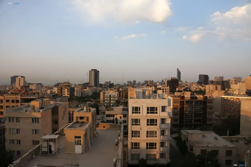 Панорама Тегерана на закате: городские кварталы и высотки на фоне дымки — символ иранской столицы в контексте нерешённого вопроса о замороженных активах после истечения срока Исламабадского меморандума с США