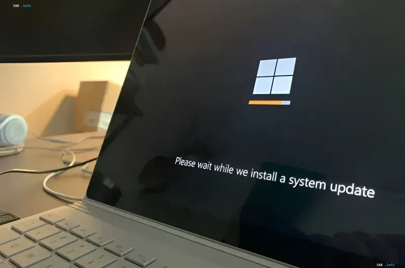 Ноутбук с экраном установки обновления Windows в фоне инцидента ShieldBreak, когда патч Microsoft сломал сканирование Windows Defender