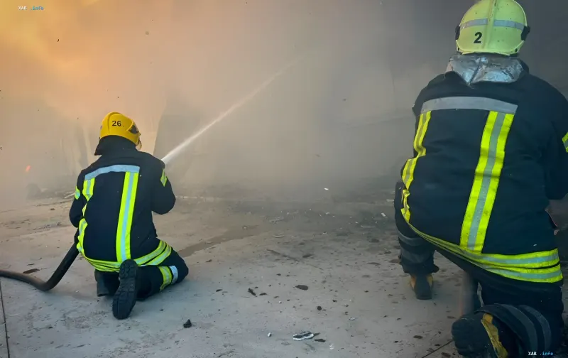 Feuerwehrleute löschen einen Brand in einem Gebäude nach russischen Drohnenangriffen auf Kiew, Wasserstrahl in einen verrauchten Raum gerichtet