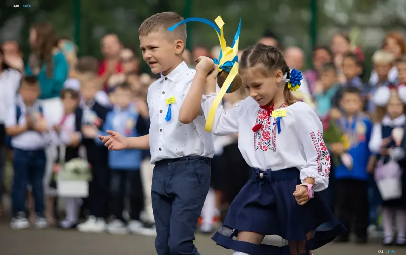 Первоклассники в национальной одежде на линейке в Киеве: начало учебного года 2026-2027