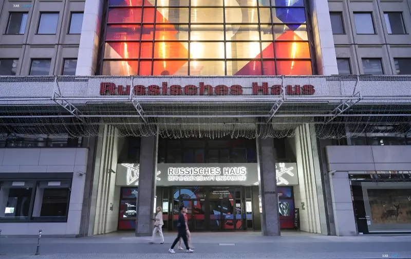 Fassade des Russischen Hauses in Berlin mit der Aufschrift Russisches Haus, das Deutschland als Reaktion auf den Drohnenangriff auf die ukrainische An-124 in Leipzig schließen will