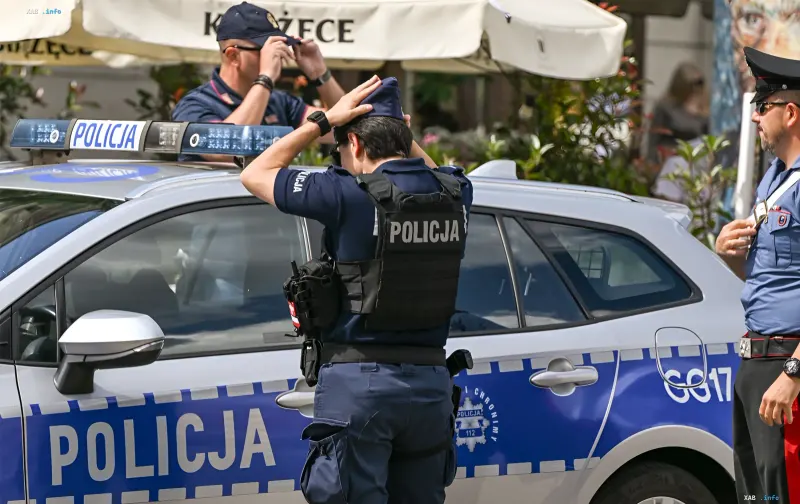 Патруль польської поліції POLICJA у Варшаві під час оперативних дій у справі про підготовку вбивства представника оборонної галузі