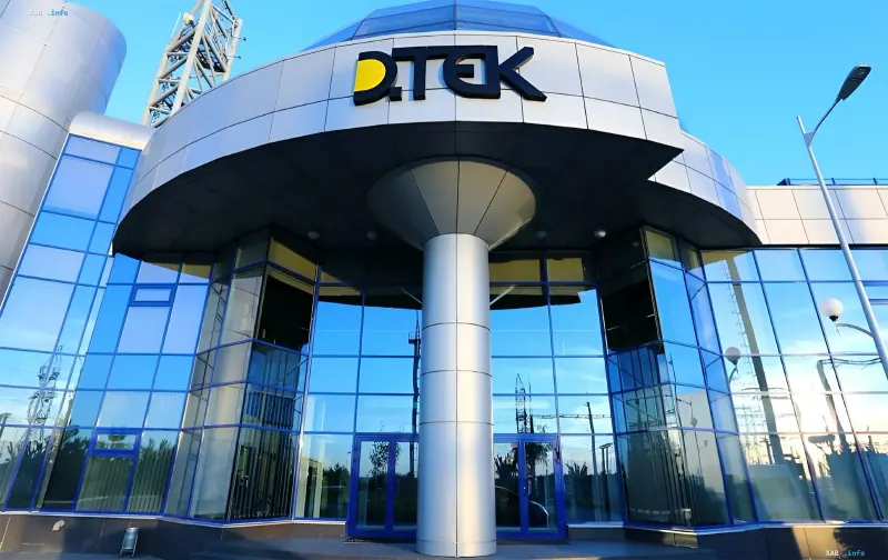 Gebäude des DTEK-Konzernzentrums mit Firmenlogo vor blauem Himmel — DTEK von Rinat Achmetow zahlte 29,6 Mrd. UAH Steuern an die Budgets im ersten Halbjahr 2026