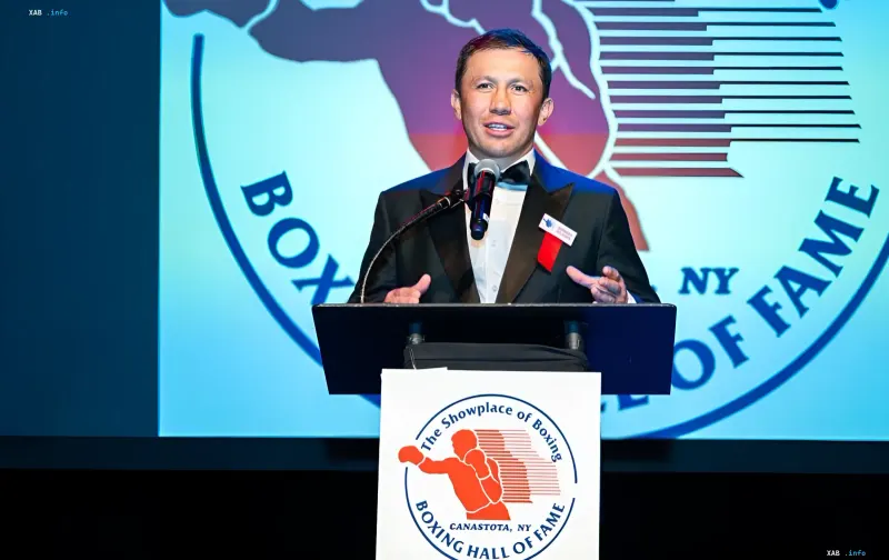 Gennadi Golowkin am Pult der Boxing Hall of Fame — Boxer, der wegen der russischen Flagge und Hymne bei World-Boxing-Veranstaltungen in die Myrotworez-Datenbank aufgenommen wurde