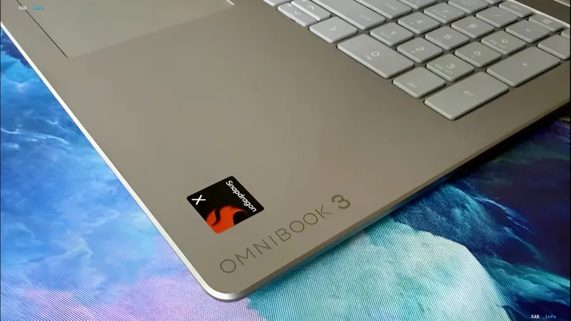 HP OmniBook 3 Laptop mit Snapdragon X Prozessor-Logo
