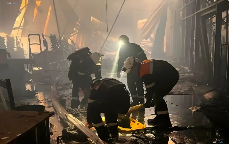 Rettungskräfte suchen nach Opfern im zerstörten Einkaufszentrum Sonnen-Galerie in Krywrih nach Doppelangriff