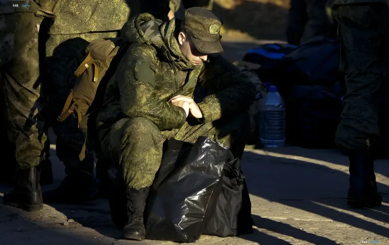 Ermüdeter Soldat in Tarnkleidung sitzt auf dem Boden und wartet — Illustration zu Selenskyjs Aussage über eine mögliche Mobilisierung von 300.000 Menschen in Russland
