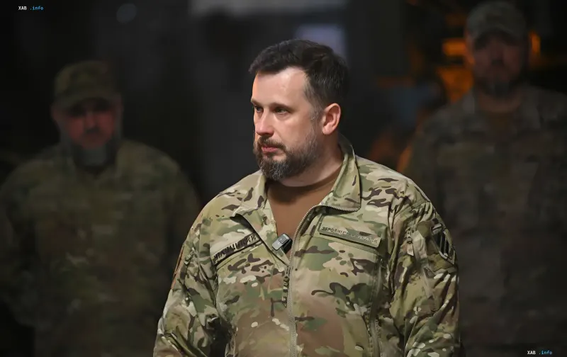 Andrij Bilezkyj in ukrainischer Tarnkleidung, dem am Unabhängigkeitstag durch Selenskyj der Titel Held der Ukraine verliehen wurde