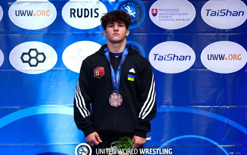 Украинский юниорский борец на пьедестале чемпионата мира U20 по борьбе в Братиславе с бронзовой медалью