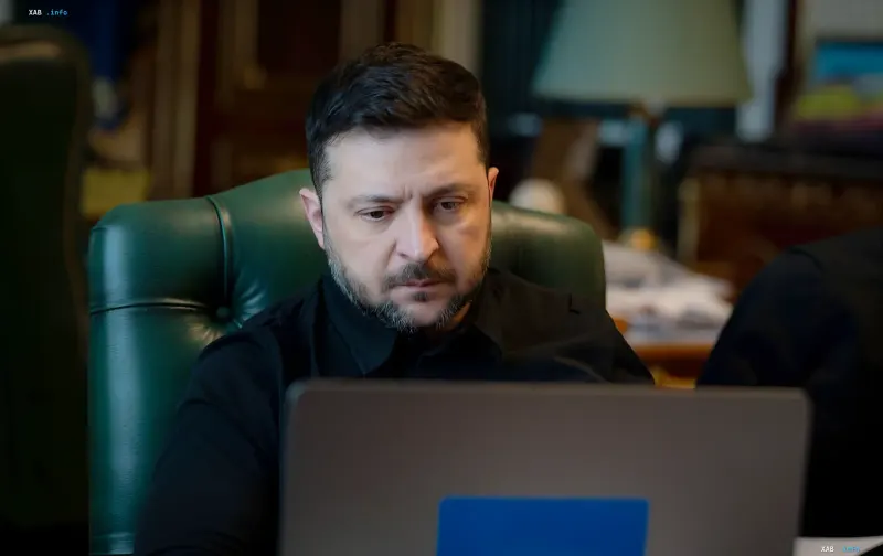 Владимир Зеленский за ноутбуком на фоне рабочего кабинета, обсуждая подготовку переговоров с Москвой