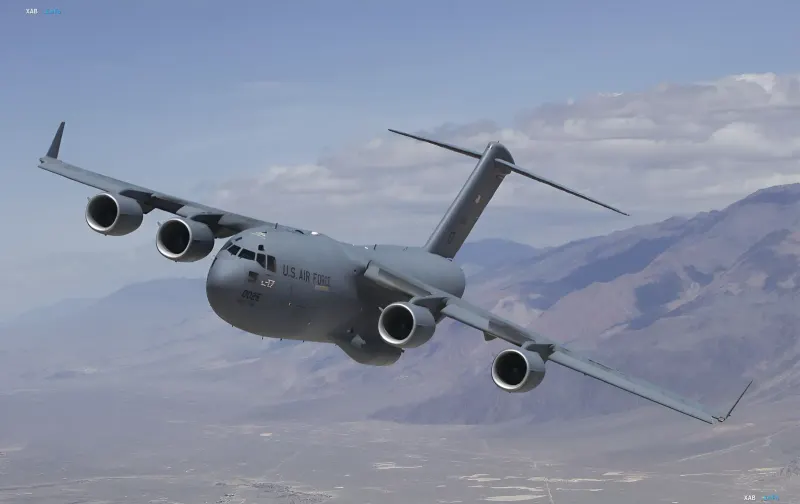 Militärisches Transportflugzeug Boeing C-17 Globemaster III der US Air Force im Flug — die Art des Flugzeugs, das laut Berichten auf dem Flughafen Wnukowo von der Andrews Air Force Base landete