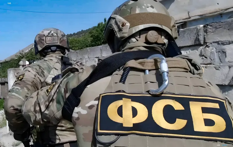 Военнослужащие спецназа с нашивкой ФСБ в камуфляже — диверсионные группы ГРУ и ФСБ, обвиняемые в подрывах военных объектов в ЕС