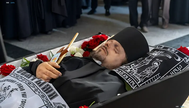 Тіло загиблого монаха Святогорської лаври в труні зі слідами вогнепального поранення на обличчі
