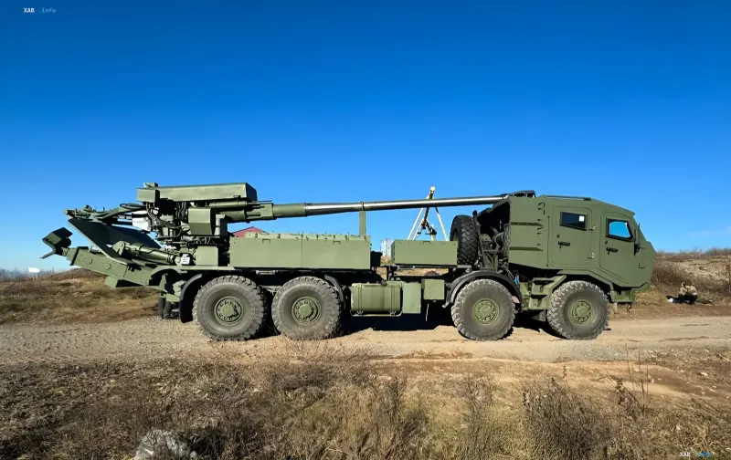 Українська САУ «Богдана» на колісному шасі 8x8 на відкритій майданчику — серійне виробництво самохідок зростає до 40 одиниць на місяць