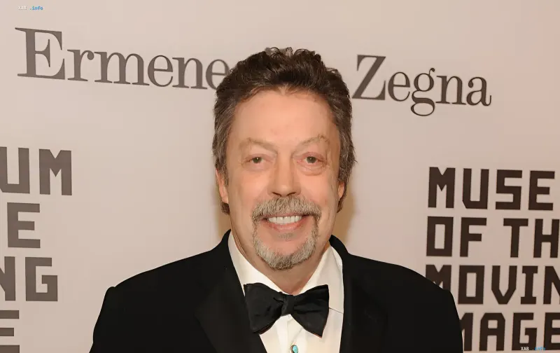 Тім Каррі в чорному смокінгу з метеликом на тлі логотипів Ermenegildo Zegna та Museum of the Moving Image