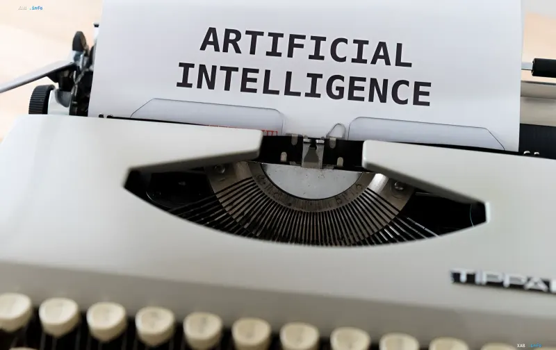 Печатная машинка с надписью ARTIFICIAL INTELLIGENCE как символ прямого доступа ИИ-агентов Anthropic к физическому оборудованию по стандарту MHS