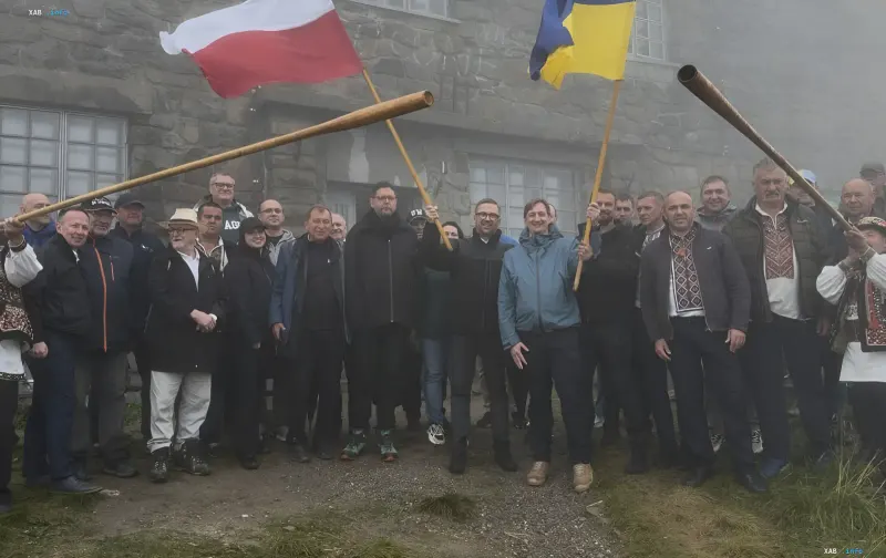 Відкриття міжнародного наукового центру на Пип Івані: представники України та Польщі з національними прапорами