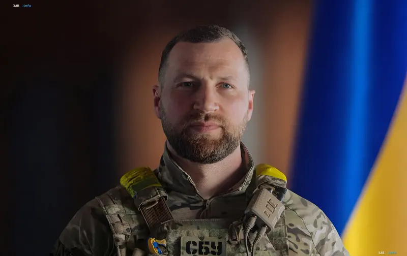 Militär in Uniform mit SBU-Aufnäher vor der ukrainischen Flagge — Bild zum Thema, dass Chmara das Team des Verteidigungsministeriums behält und mit Fjodorow verhandelt