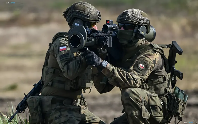Soldaten der polnischen Spezialeinheiten mit Granatwerfer bei NATO-Übungen in Deutschland — „ukrainische' Überlebensschule