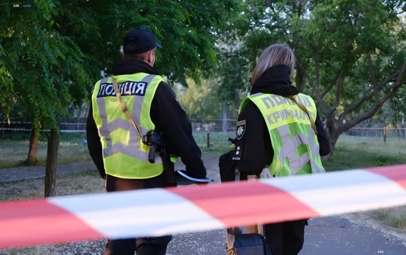 Полицейские в светоотражающих жилетах на месте происшествия в Каменском, где патрульный автомобиль наехал на мужчину