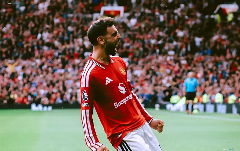 Bruno Fernandes im Manchester-United-Trikot feiert ein Tor im Premier-League-Spiel gegen Ipswich