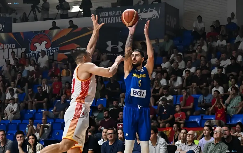 Iwan Tkatschenko im Trikot der Ukraine-Nationalmannschaft wirft einen Korb beim Basketballspiel, nach dem Wechsel zu Rīgas Zelti spielt er im EuroCup