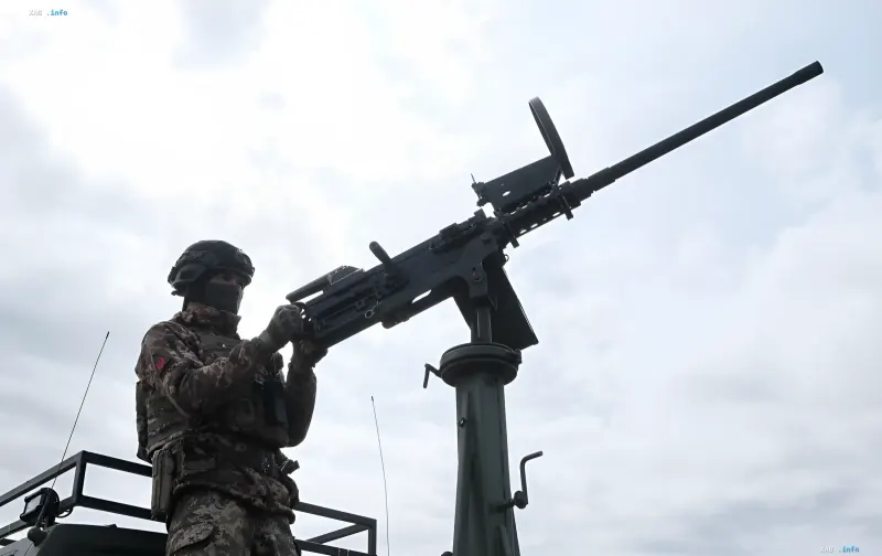 Ukrainischer Soldat mit einem Flugabwehrmaschinengewehr vor dem Himmel während eines Luftangriffs auf Kiew