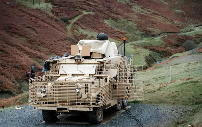 Britisches Panzerfahrzeug auf einem hügeligen Übungsplatz im Kontext des PANOPTES-Projekts – autonome Laser-Luftabwehr gegen Drohnenschwärme