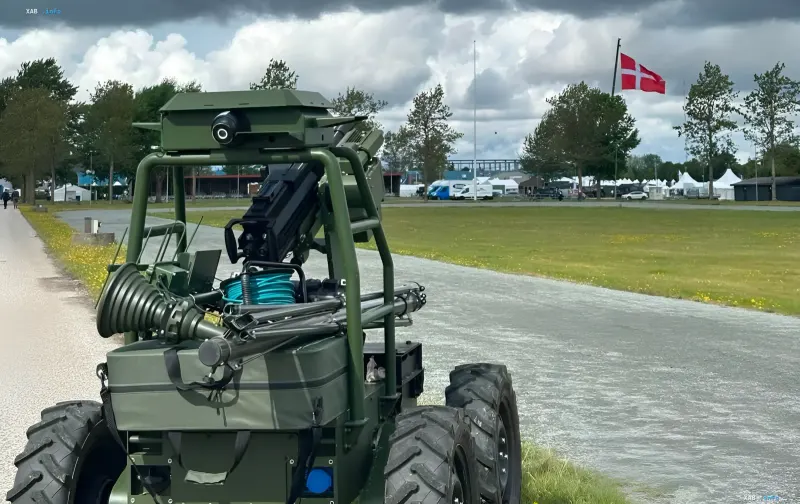 Украинская военная платформа на демонстрации в Дании на фоне датского флага — выход ОПК на нордический рынок