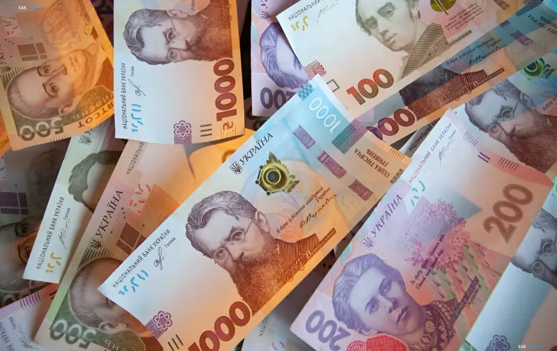Ukrainische Banknoten in verschiedenen Nennwerten: 500, 1000 und 200 Hrywnja mit Porträts von Kulturschaffenden — Illustration zur Debatte über die Einführung einer 5000-Hrywnja-Note